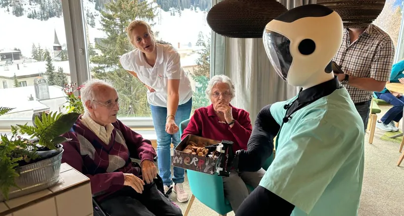 Der Betreuungs-Roboter Robody im Gespräch mit Seniorinnen und Senioren